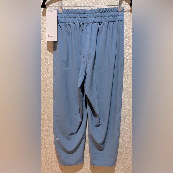 NWT Pull On Mid Rise Tapered Leg Crop 23” Blue Size 4 - Picture 4 of 5
